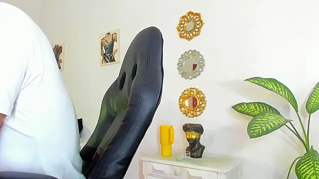 Snapshot of _Tarekk_ chatting on September 2025 01:47:01 PM Tarekk online show from September 2025 01:47:01 PM