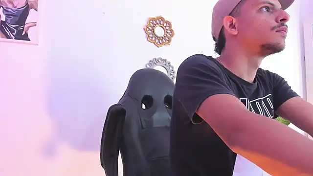 Snapshot of _Tarekk_ chatting on September 2025 02:22:01 PM Tarekk online show from September 2025 02:22:01 PM