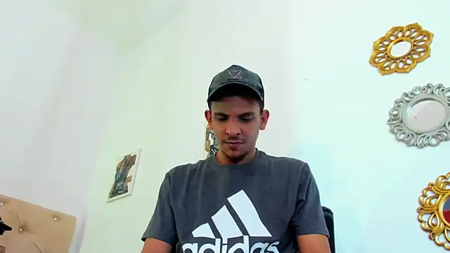 Snapshot of _Tarekk_ chatting on October 2025 08:20:01 PM Tarekk online show from October 2025 08:20:01 PM