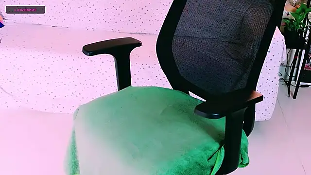 Snapshot of My_Rose chatting on April 2026 05:28:01 PM My Rose online show from April 2026 05:28:01 PM