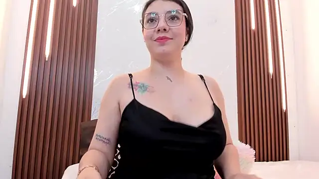 CarolinaMejia online show from December 2025 04:05:01 PM