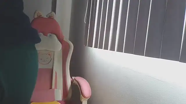 Snapshot of Crystal_Star_ chatting on October 2025 05:02:02 PM Crystal Star online show from October 2025 05:02:02 PM