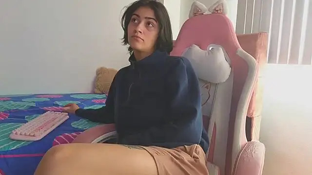 Snapshot of Crystal_Star_ chatting on November 2025 01:34:02 PM Crystal Star online show from November 2025 01:34:02 PM