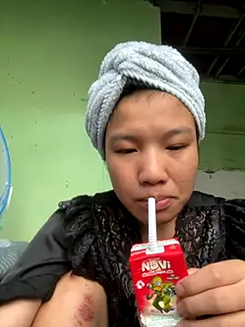 Snapshot of QueenLink chatting on October 2025 01:04:02 AM QueenLink online show from October 2025 01:04:02 AM