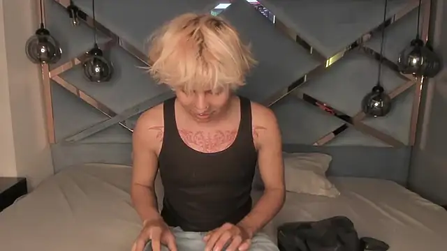 OliIverr22 online show from November 2025 08:52:02 PM