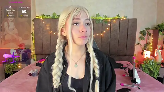 Snapshot of LanaMills_ chatting on April 2026 04:42:01 AM LanaMills online show from April 2026 04:42:01 AM