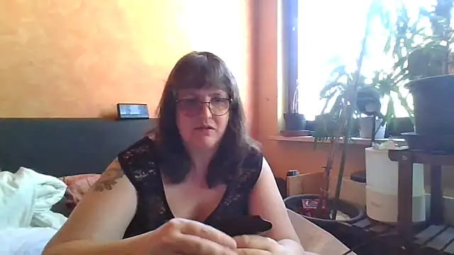 ladyfrombonn online show from April 2026 01:33:02 PM