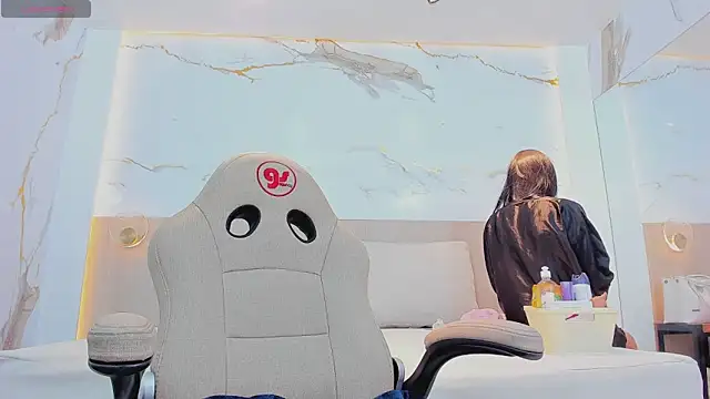 Snapshot of valirya_devote chatting on November 2025 03:17:01 AM valirya devote online show from November 2025 03:17:01 AM