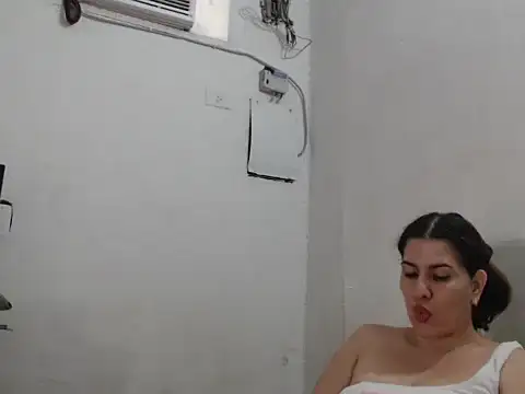 Bratzhot09 online show from November 2025 03:38:02 PM