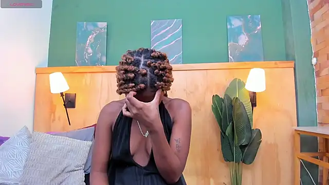 halleylorens online show from April 2026 07:58:01 PM