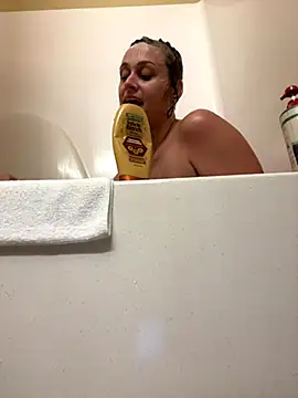 Snapshot of Tlynn chatting on October 2025 09:04:02 PM Tlynn online show from October 2025 09:04:02 PM