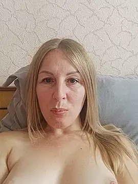 Snapshot of LunaSugarX chatting on November 2025 08:28:02 AM LunaSugarX online show from November 2025 08:28:02 AM