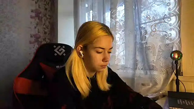 Snapshot of Witching_Moon chatting on November 2025 07:40:01 AM Witching Moon online show from November 2025 07:40:01 AM