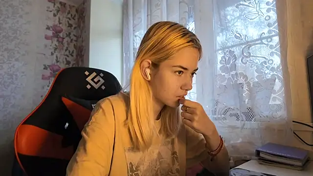 Snapshot of Witching_Moon chatting on November 2025 07:40:01 AM Witching Moon online show from November 2025 07:40:01 AM