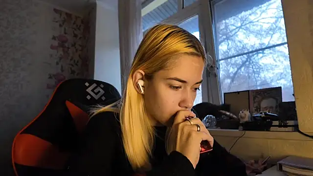 Snapshot of Witching_Moon chatting on November 2025 07:40:01 AM Witching Moon online show from November 2025 07:40:01 AM