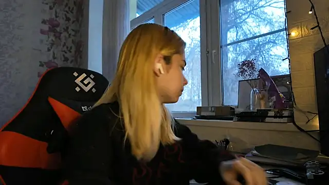 Snapshot of Witching_Moon chatting on December 2025 06:51:01 AM Witching Moon online show from December 2025 06:51:01 AM