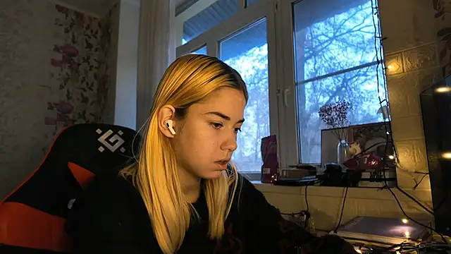 Snapshot of Witching_Moon chatting on December 2025 07:47:02 AM Witching Moon online show from December 2025 07:47:02 AM