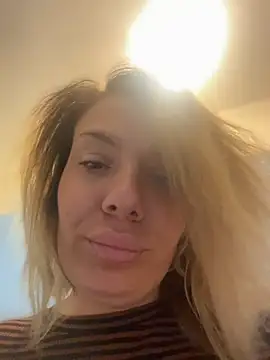 Snapshot of emmasweett11 chatting on July 2026 04:19:01 AM emmasweett11 online show from July 2026 04:19:01 AM