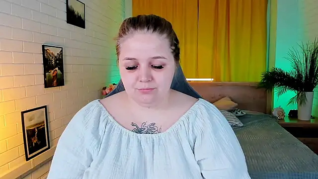 Snapshot of SladaDell chatting on October 2025 05:17:02 AM SladaDell online show from October 2025 05:17:02 AM