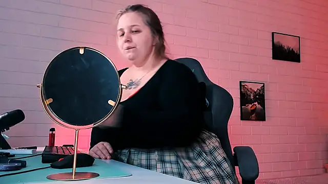 Snapshot of SladaDell chatting on November 2025 06:24:02 AM SladaDell online show from November 2025 06:24:02 AM