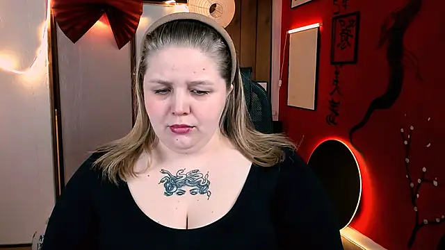 Snapshot of SladaDell chatting on December 2025 09:13:02 AM SladaDell online show from December 2025 09:13:02 AM