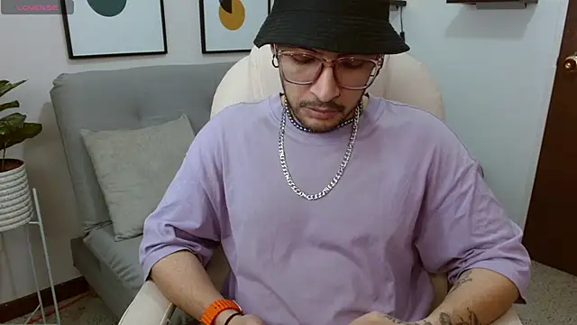   Damian    online show from November 2025 01:03:02 AM