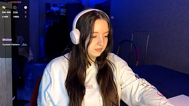 LauretteRagar online show from November 2025 05:15:02 PM