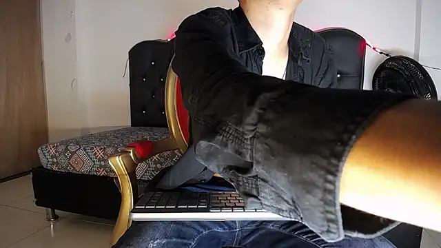 Charlie Cock  online show from November 2025 04:04:01 AM