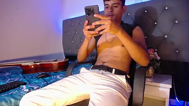 Charlie Cock  online show from November 2025 04:24:01 AM