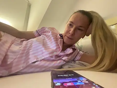 Snapshot of blondi2077 chatting on October 2025 10:04:01 PM blondi2077 online show from October 2025 10:04:01 PM