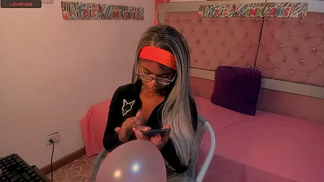 Luna Colinns online show from September 2025 12:43:02 PM