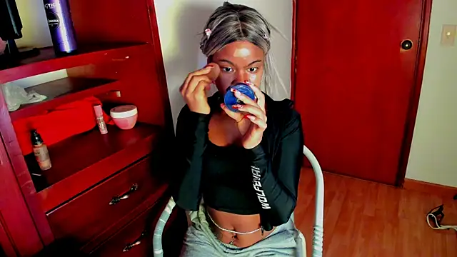 Luna Colinns online show from October 2025 01:08:01 PM