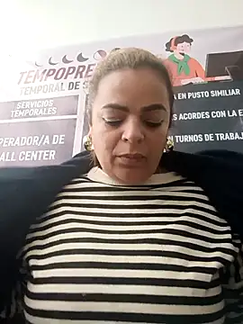 Snapshot of Mia-Glow chatting on November 2025 12:23:02 PM Mia-Glow online show from November 2025 12:23:02 PM