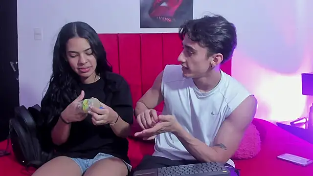 Snapshot of AndretiiAndCamila chatting on November 2025 02:45:02 PM AndretiiAndCamila online show from November 2025 02:45:02 PM