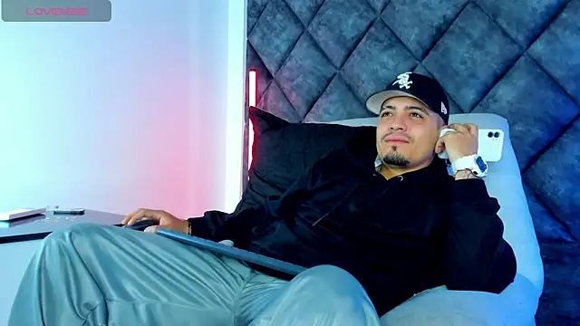 OwenStonne  online show from December 2025 01:06:01 PM