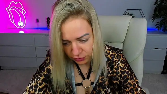 Anna Snows online show from October 2025 05:37:01 AM