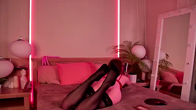 Snapshot of RoxyDoll_ chatting on October 2025 04:37:01 PM RoxyDoll online show from October 2025 04:37:01 PM