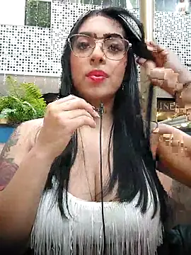 Linda Saenz  online show from November 2025 08:40:01 PM