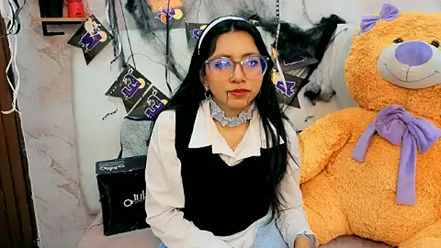 Snapshot of VioletxBloom chatting on October 2025 09:38:01 PM VioletxBloom online show from October 2025 09:38:01 PM