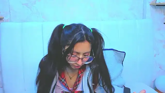 Snapshot of VioletxBloom chatting on November 2025 08:29:01 PM VioletxBloom online show from November 2025 08:29:01 PM