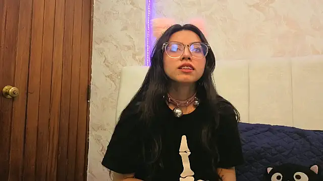 Snapshot of VioletxBloom chatting on November 2025 05:17:01 AM VioletxBloom online show from November 2025 05:17:01 AM