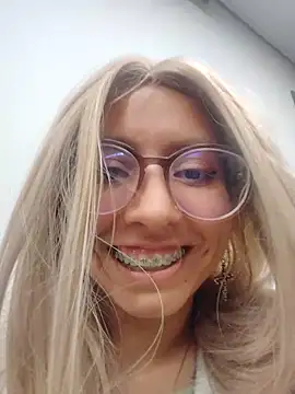 Snapshot of VioletxBloom chatting on November 2025 04:59:02 AM VioletxBloom online show from November 2025 04:59:02 AM