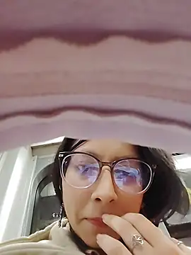 Snapshot of VioletxBloom chatting on December 2025 11:45:01 PM VioletxBloom online show from December 2025 11:45:01 PM