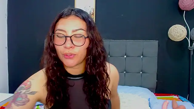 Snapshot of nicolee_8 chatting on October 2025 01:43:02 PM nicolee 8 online show from October 2025 01:43:02 PM