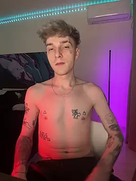 Snapshot of davesinner chatting on February 2026 11:01:02 PM davesinner online show from February 2026 11:01:02 PM