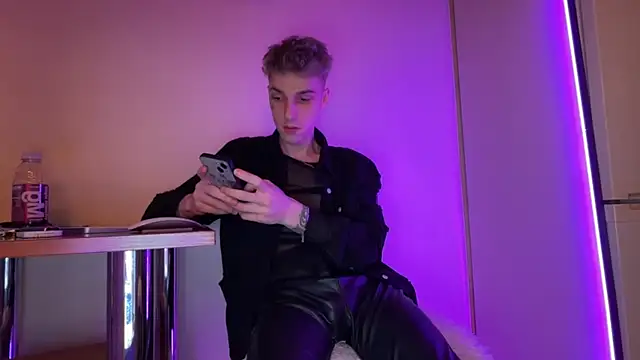 Snapshot of davesinner chatting on April 2026 03:37:02 AM davesinner online show from April 2026 03:37:02 AM