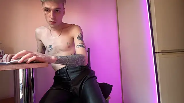 Snapshot of davesinner chatting on April 2026 04:46:01 AM davesinner online show from April 2026 04:46:01 AM