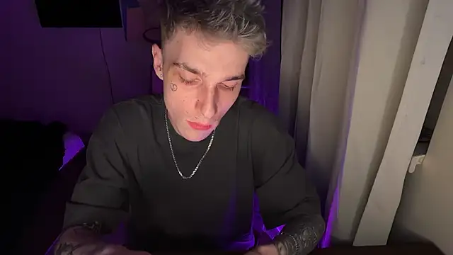 Snapshot of davesinner chatting on April 2026 07:37:02 PM davesinner online show from April 2026 07:37:02 PM