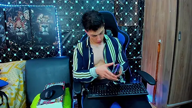 javiersexymann online show from September 2025 08:58:01 PM