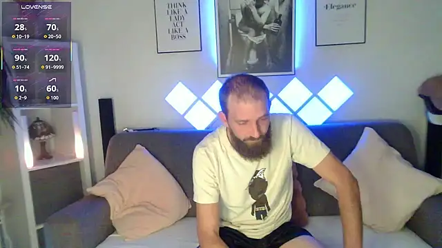 Snapshot of XBellaXundXUweX chatting on November 2025 08:11:02 PM XBellaXundXUweX online show from November 2025 08:11:02 PM